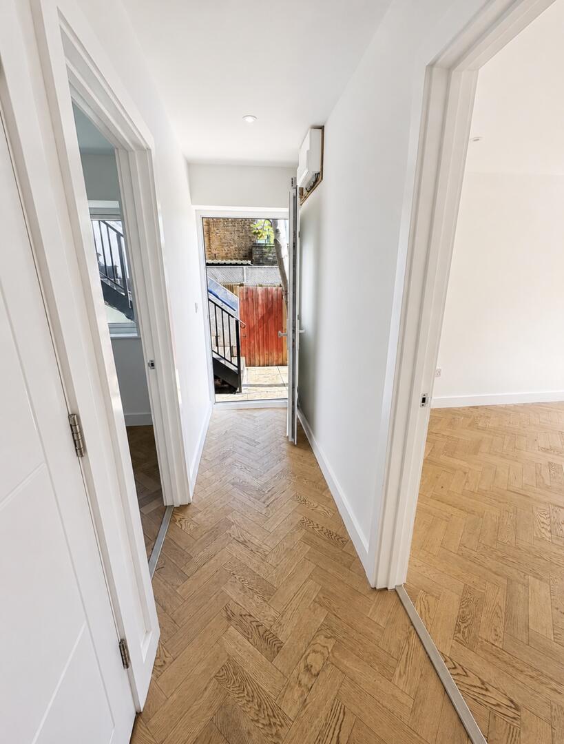 2 bed property in High street, Hampton